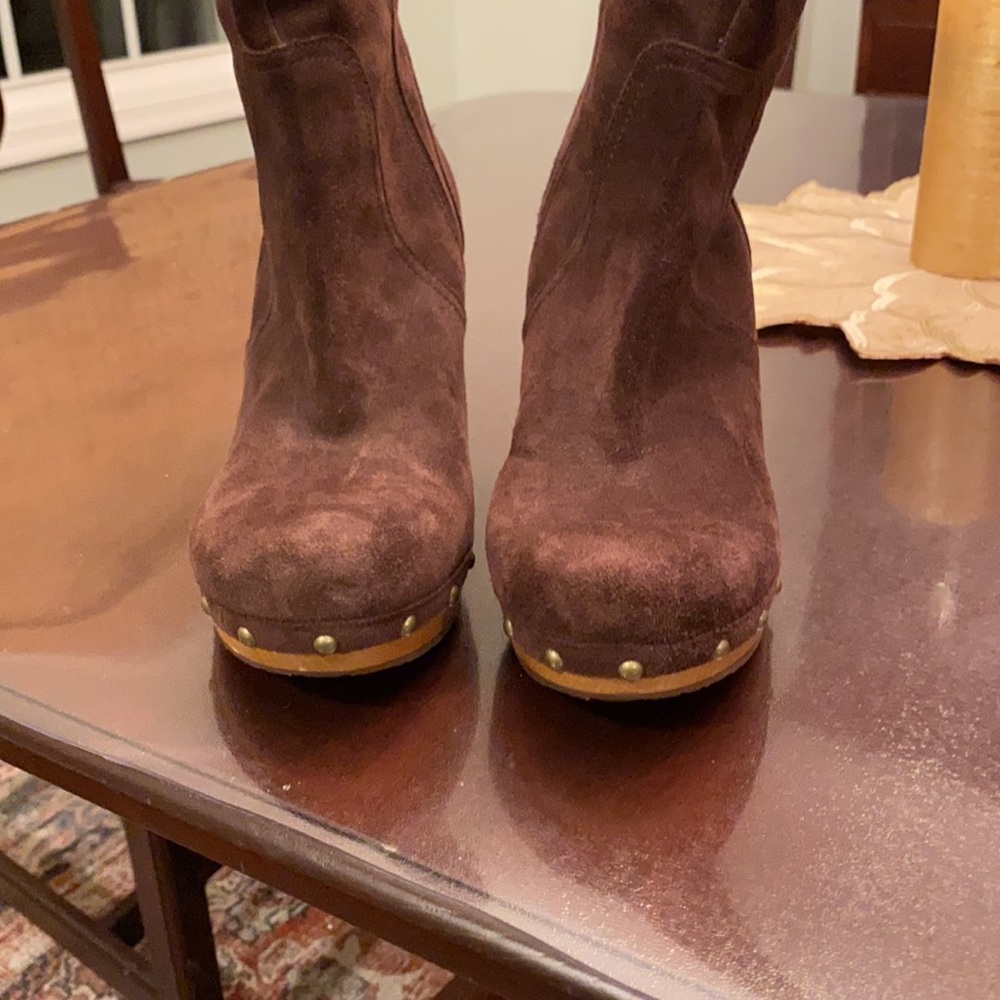 UGG Brown suede boots. EUC. Size 9. - Picture 8 of 9